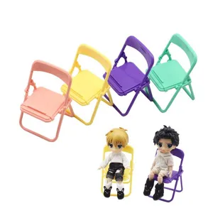 Mini Klappstühle für OB11 BJD Puppen, bunte Plastikmöbel Spielzeugmodelle im Set.