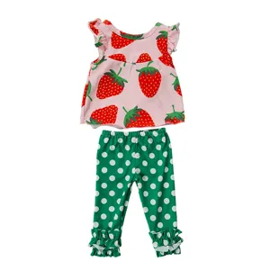 Set abiti per bambole da 18 pollici, top con volant fragola rosa e leggings a pois verdi.