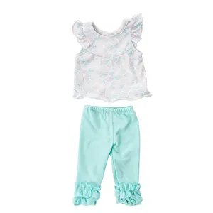 Vista dettagliata dell'outfit per bambole da 18 pollici, top a sirena e pantaloni con volant.