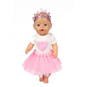 Detailansicht des 43cm Puppenkleidung Sets mit rosa Krone, weißem Body und Tüllrock.