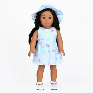 Detailansicht der 18-Zoll-Puppe mit einem hübschen Blumenkleid und passendem Sonnenhut.