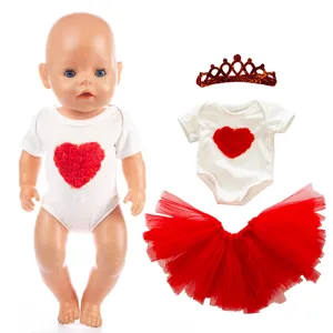 Detailansicht des 43cm Puppenkleidungsets mit weißem Strampler, rotem Tüllrock und Krone.