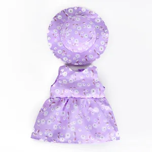 Detailansicht des lila blumigen Puppenkleides und passenden Eimerhutes für 18-Zoll-Spielzeug.