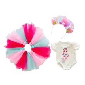 Nahaufnahme des 18-Zoll-Puppen-Meerjungfrau-Outfits mit buntem Regenbogen-Tutu-Rock.