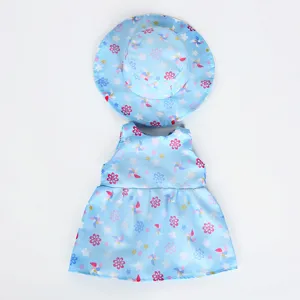 Detailansicht des 18 Zoll Puppenkleids mit Sonnenhut und blauem Blumenmuster für Mädchen.