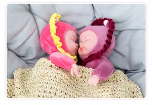 Detailansicht süßer schlafender Babypuppen mit Kapuzenoutfits, kuschelige und weiche Spielzeuge.