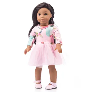 Detailansicht der 18-Zoll Puppe mit rosa Blumenkleid und süßen Schuhen, perfektes Spielzeug.