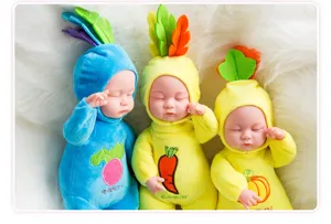 Nahaufnahme süßer schlafender Babypuppen in Gemüsekostümen aus Plüsch, weich und gemütlich.
