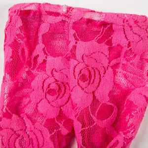 Nahaufnahme von pinken Spitzenstrumpfhosen für 18-Zoll Puppen, florales Stoffaccessoire.