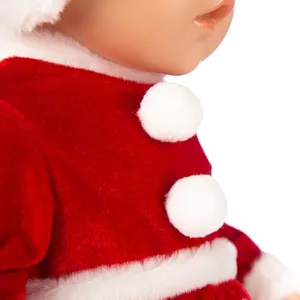 Detailaufnahme des Weihnachtsoutfits für 45cm Puppen aus rotem Samt mit weißen Puscheln