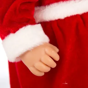 Nahaufnahme Detail des weihnachtlichen Puppenkleids in Rot mit weißem Plüschrand.