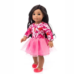 Detailaufnahme der 18-Zoll-Mädchen-Spielpuppe mit Blumenoberteil und rosafarbenem Tüllrock.