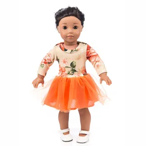 Detailansicht der 18-Zoll-Puppe mit Blumen-Oberteil, orangenem Tüllrock und weißen Schuhen.
