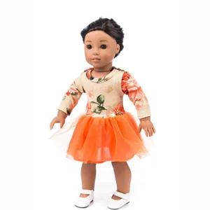 Nahaufnahme des 18-Zoll-Puppenoutfits mit floralem Langarmtop und orangem Tüllrock.