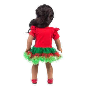 Detailansicht der 45cm Puppe von hinten im roten Oberteil mit festlichem Tüllkleid