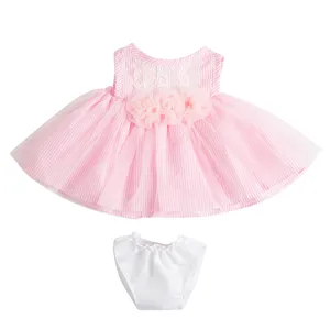 Nahaufnahme des rosa Puppenkleides mit Spitzenbesatz, Tüll-Rocklagen und Stoffrosen-Details.