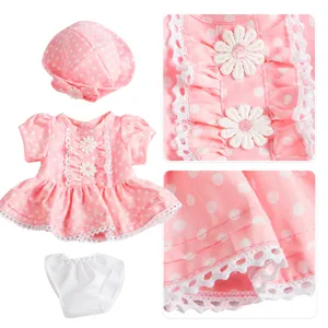 Rosa Pünktchen Puppenkleid Outfit Set mit Hut und Spitzen Details für 18 Zoll Puppen.