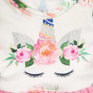 Nahaufnahme Detail des 18-Zoll Puppenkleides mit süßem Einhorn Blumenprint und Wimpern.