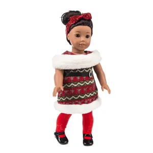 Nahaufnahme des 45cm Weihnachts-Puppenoutfits mit festlichem roten Kleid und tollem Zubehör.