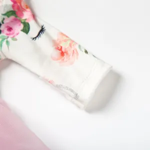 Nahaufnahme des Blumenärmels und des rosa Tüllrocks für das 18-Zoll-Puppenkleid.
