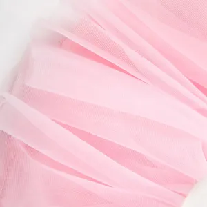 Rosa Tüll Stoff Detail Nahaufnahme zeigt weiche geschichtete Netz Textur für Puppenkleid.