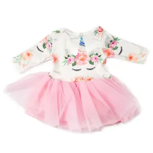 Schönes 18-Zoll Puppen Prinzessin Kleid mit Einhorn Blumen Print und rosa Tüllrock.