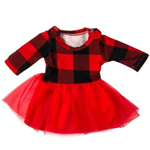 Nahaufnahme des 18-Zoll-Puppenkleides mit rot-schwarzem Karomberteil und rotem Tüllrock.