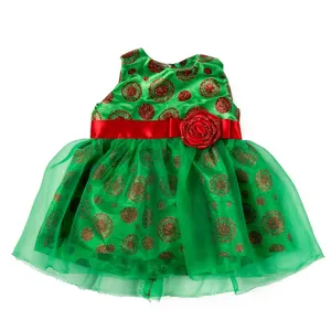Weihnachtspuppe Kleid, grüner Netzstoff mit roten Glitzerpunkten und Rosendetail, Detailansicht.