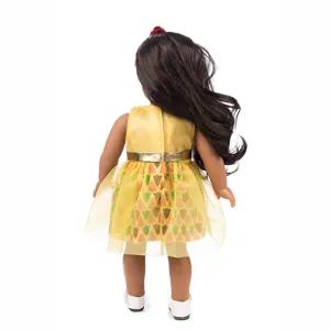 Detailansicht einer 45cm Puppe mit gelbem Kleid und rotem Haarreif, ideal zum Sammeln.
