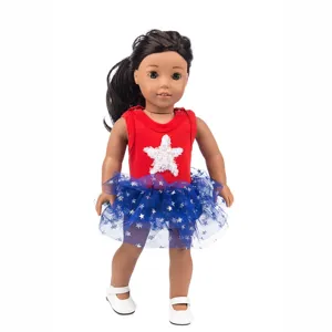 Detailansicht des 45cm Puppenoutfits mit rotem Stern-Top, blauem Tutu und weißen Schuhen.