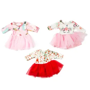 Detailaufnahme von 18-Zoll-Puppenkleidern mit bunten Tüllröcken und niedlichen Mustern.