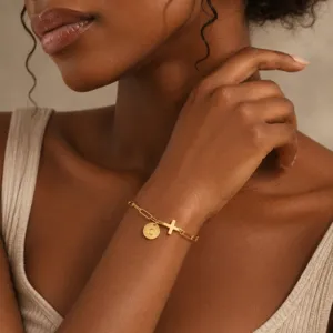 Bracciale con catena a graffetta iniziale e ciondolo a croce lettera C da donna moda.