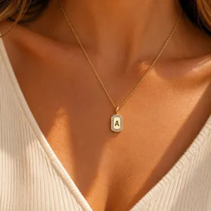 Elegante gouden vierkante ketting met hanger en stralende zirkoon stenen voor dames.