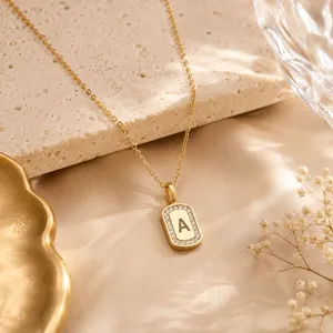 Verfijnde vierkante letter ketting met schitterende zirkonia stenen voor een elegante look.