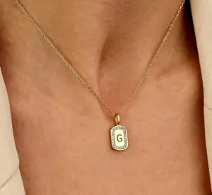 Gouden rechthoekige letter G hanger ketting met fonkelende zirkoniastenen voor vrouwen.