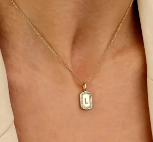 Gouden ketting met rechthoekige letterhanger en schitterende zirkonia stenen voor dames.
