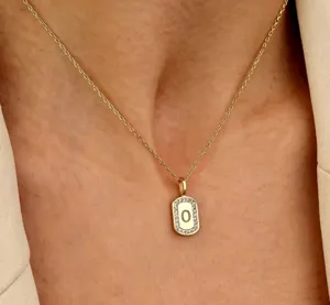 Vergulde rechthoekige zirkoon letter O hanger ketting, elegante sleutelbeenketting voor dames.