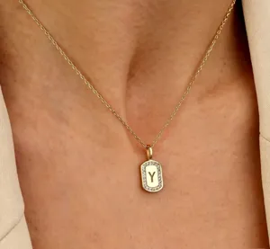 Gedetailleerd close-up van de rechthoekige beginletter ketting met stralende zirkonia.