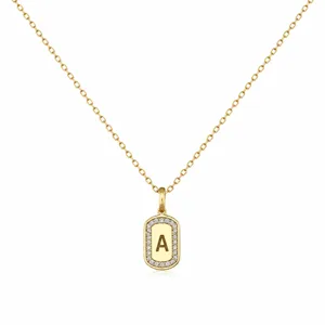 Elegante gouden beginletter ketting met rechthoekige zirkonia hanger voor dames.