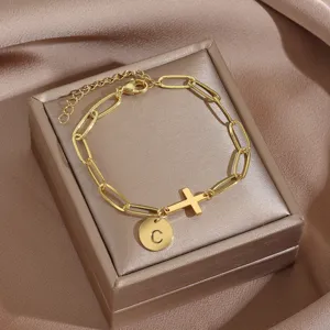 Bracciale con catena graffetta croce iniziale dorata da donna gioiello versatile