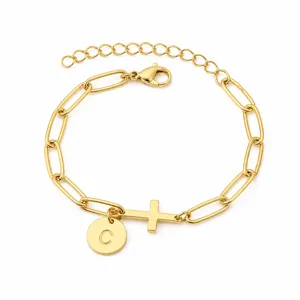 Bracciale a catena con graffetta dorata con croce e ciondolo rotondo con lettera iniziale donna.