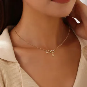 Collana con ciondolo lettera A e simbolo infinito da donna, elegante catenina dorata.