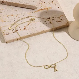 Collana girocollo minimalista dorata infinito lettera A pendente elegante accessorio da donna.