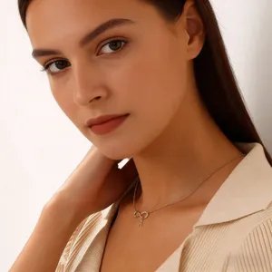 Collana girocollo dorata minimal con simbolo dell'infinito e ciondolo lettera A dettaglio