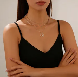 Collana multistrato alla moda con ciondolo a bussola stellata e graziosa lettera A.