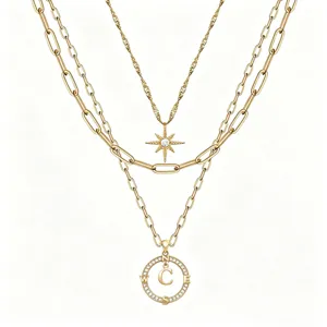 Dettagli della collana rétro multistrato con ciondolo lettera bussola e stella.