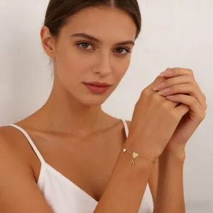 Bracciale con ciondolo a cuore e iniziale in oro, elegante gioiello minimalista da donna.