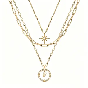 Collana multistrato vintage da donna con ciondolo lettera bussola e catena color oro fine.