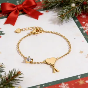 Dettaglio in primo piano del bracciale con lettera A placcato oro e ciondolo di cristallo.