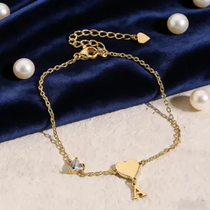 Bracciale con lettera iniziale A in oro con ciondolo a cuore e zircone per donna stile minimal